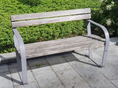 Çim ve yol yanında parkta boş ahşap tezgah