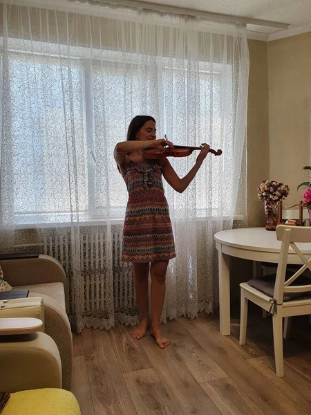 Teenage Girl Learn Play Violin Instrument Window Room Home — Stock Photo, Image