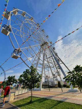 Volgograd Rusya 'sında mavi gökyüzünün arka planında dönme dolap.