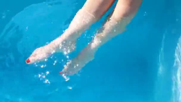 Dívka Červenými Nehty Nohou Pohybuje Nohy Hluboké Modré Vodě Zblízka — Stock video
