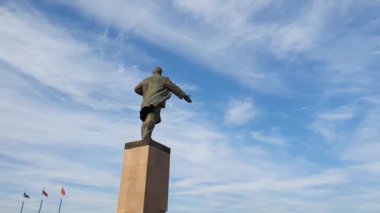 Vladimir Iljitsch Lenin Anıtı Rus kasabası Volzhsky 'nin şehir merkezinde mavi gökyüzü arka planına sahip - konsept seyahat şöhreti ünlü anıt siyaset ikonu lideri