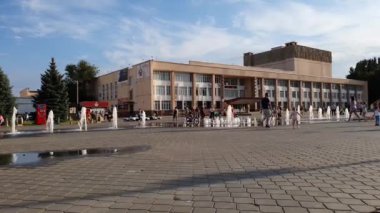 Yerde fıskiyeler olan bir yer. Russan şehir manzarası arkaplanı.