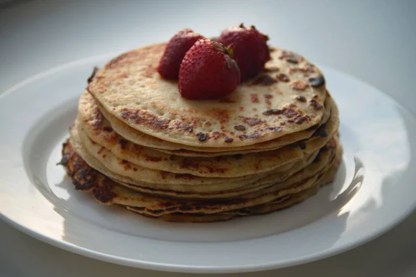 Hembakade Pannkakor Med Jordgubbar — Stockfoto