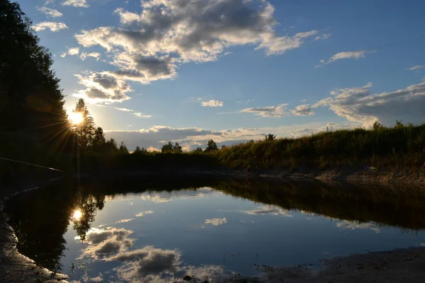 Mavi Bir Gölün Üzerinde Gün Batımı — Stok fotoğraf