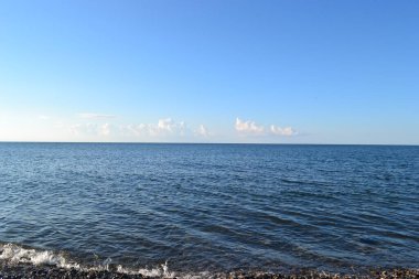 Mavi gökyüzü, mavi deniz, beyaz bulutlar