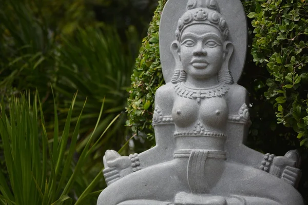 Boeddha beeld zitplaatsen in het park en mediteren — Stockfoto