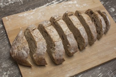 taze ekmek dilimler halinde kesilerek buğday unu