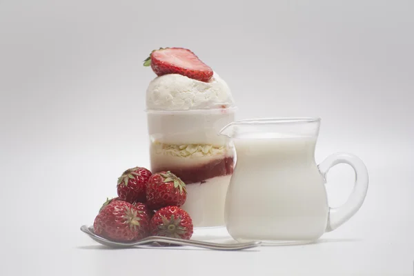 Dessert - sweet cake with strawberry on the white background — Stock Photo, Image