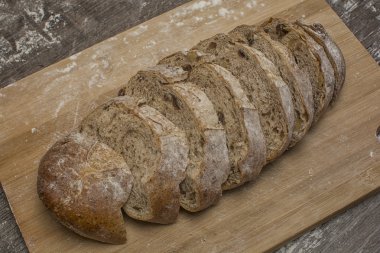 taze ekmek dilimler halinde kesilerek buğday unu
