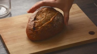 Baker ekmek masanın üzerine koyarak eller