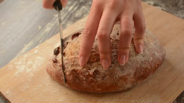 Las manos rebanan panes. Corte de pan . — Vídeos de Stock