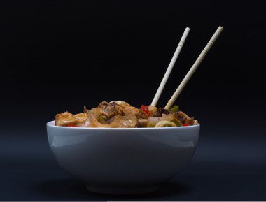 Bir tavuk ve sebze ile Çin eriştesi