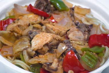 Bir tavuk ve sebze ile Çin eriştesi