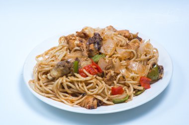 Bir tavuk ve sebze ile Çin eriştesi