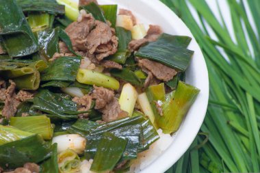 Beyaz pirinç yeşil sebze ve et ile