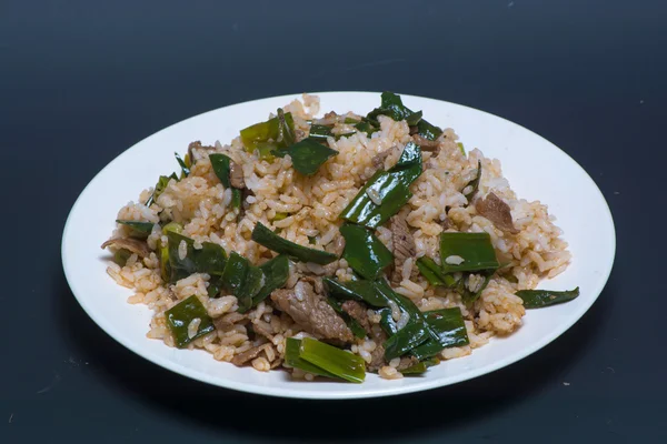 Beyaz pirinç yeşil sebze ve et ile