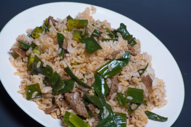Beyaz pirinç yeşil sebze ve et ile