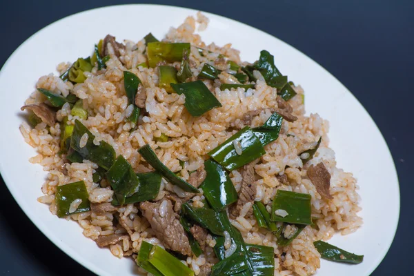 Beyaz pirinç yeşil sebze ve et ile