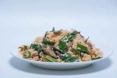 Beyaz pirinç yeşil sebze ve et ile