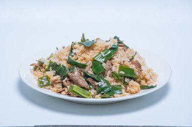 Beyaz pirinç yeşil sebze ve et ile