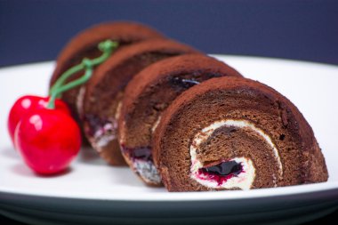 Arka plaka lezzetli çikolatalı rulo