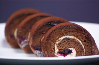 Arka plaka lezzetli çikolatalı rulo