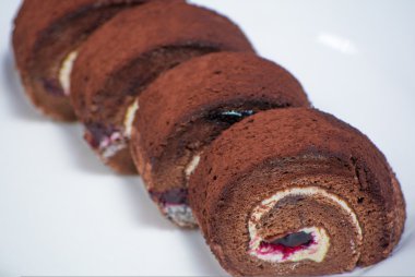 Arka plaka lezzetli çikolatalı rulo