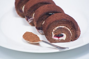 Lezzetli çikolata beyaz arka plan üzerinde plaka rulo