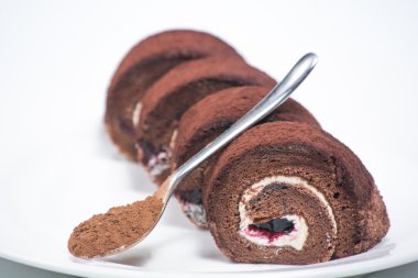 Lezzetli çikolata beyaz arka plan üzerinde plaka rulo