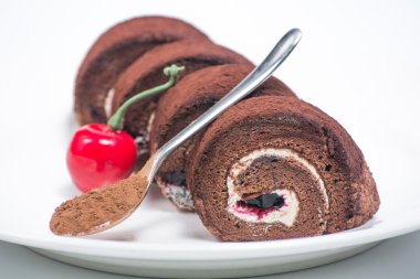 Lezzetli çikolata beyaz arka plan üzerinde plaka rulo