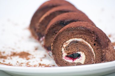 Lezzetli çikolata beyaz arka plan üzerinde plaka rulo