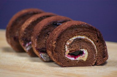 Lezzetli çikolata ahşap tahta arka plan üzerinde plaka rulo