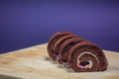 Lezzetli çikolata ahşap tahta arka plan üzerinde plaka rulo