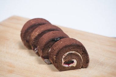 Lezzetli çikolata ahşap tahta arka plan üzerinde plaka rulo