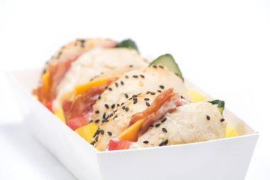 Beyaz bir arka plan kutusunda hamburger