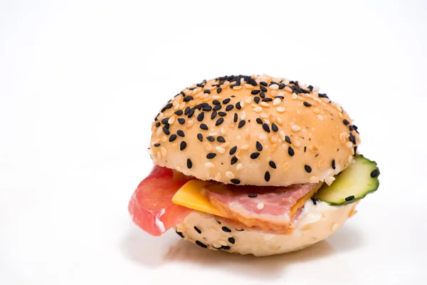 Гамбургер с овощами и беконом на белом фоне — стоковое фото