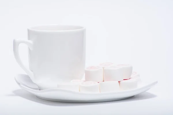 Tasse Kaffee und rosa Marshmallow — Stockfoto