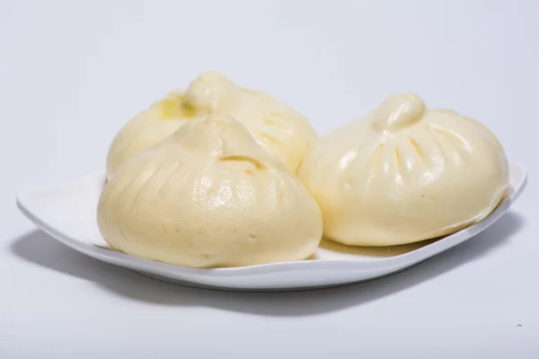 Chinese gestoomde broodjes met de vulling binnen — Stockfoto