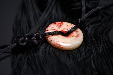 Tai Chi kılıç siyah arka plan üzerine Püskül