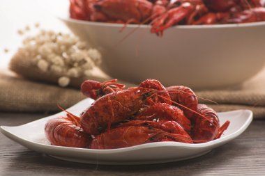 ahşap yüzeyde haşlanmış büyük kerevit