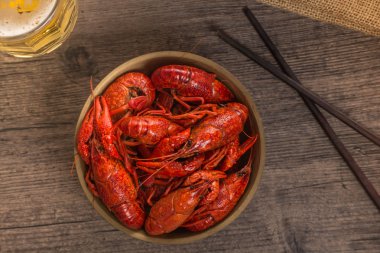 ahşap yüzeyde haşlanmış büyük kerevit