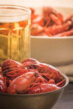 ahşap yüzeyde haşlanmış büyük kerevit
