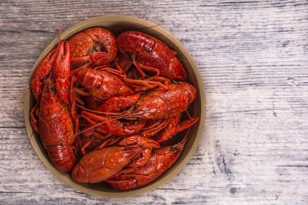 ahşap yüzeyde haşlanmış büyük kerevit
