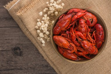 ahşap yüzeyde haşlanmış büyük kerevit