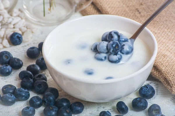 Mirtilli succosi e freschi sul cucchiaio con yogurt Foto Stock