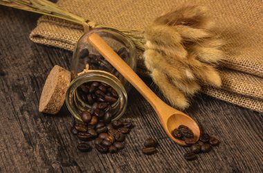 Kahve çekirdekleri kavanozda