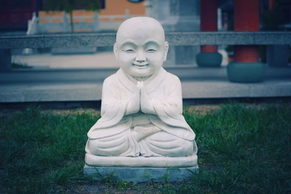 Buddha kámen v zahradě — Stock fotografie