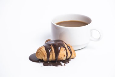 sıcak çikolata ve kahve ile taze kruvasan