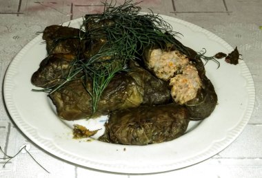 Dereotuyla kaplı bir tabakta dolma
