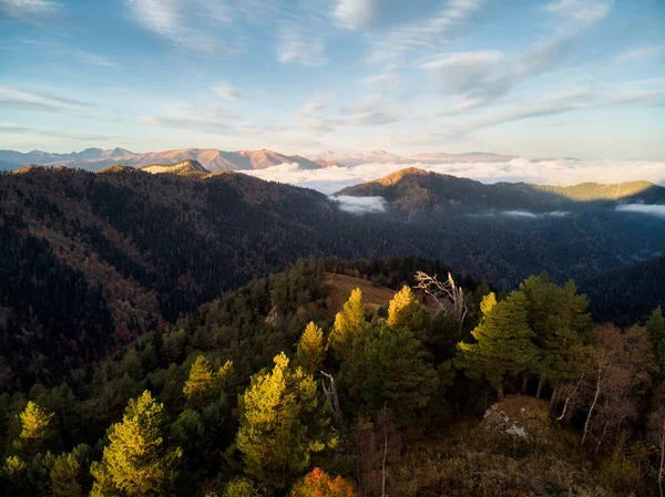 Pohled z trubce za úsvitu v horách, letecký pohled přes mraky s mlhou — Stock fotografie